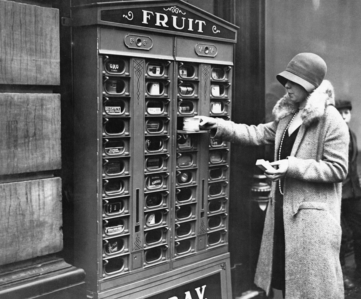 Fresh fruit vending machine
